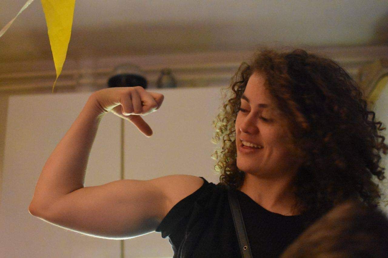 Picture of Elise van der Pol flexing a bicep